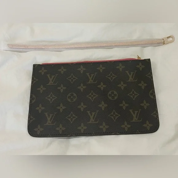 🌟NWOT🌟 Monogrammed Pouch/Wristlet - Picture 4 of 6
